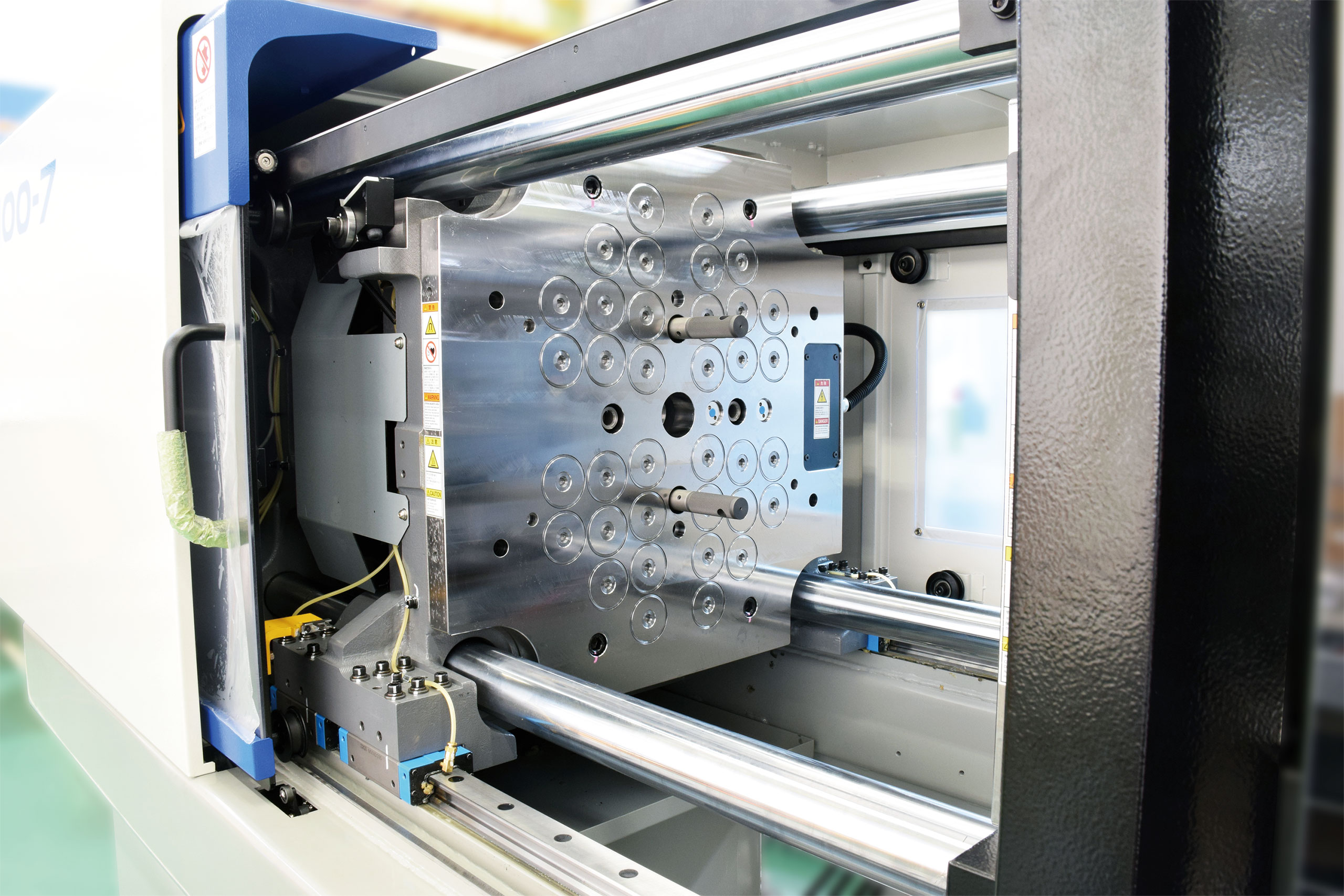 KOSMEK quick mold change systems for injection molding machines, delivering fast, safe, and repeatable mold changes with minimal manual effort.
