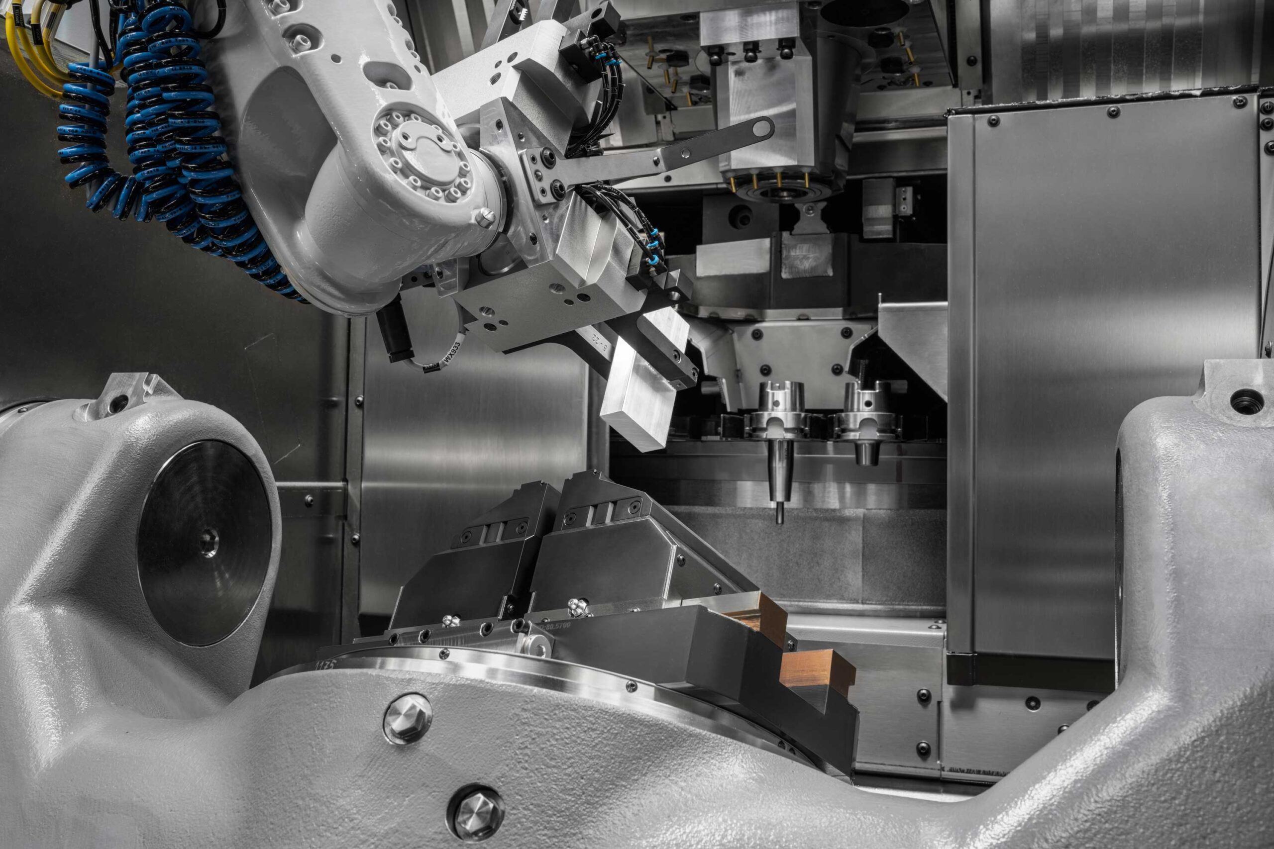 KOSMEK WPW Robotic Hand performing automated workpiece change in Hermle RS 05-2 system.