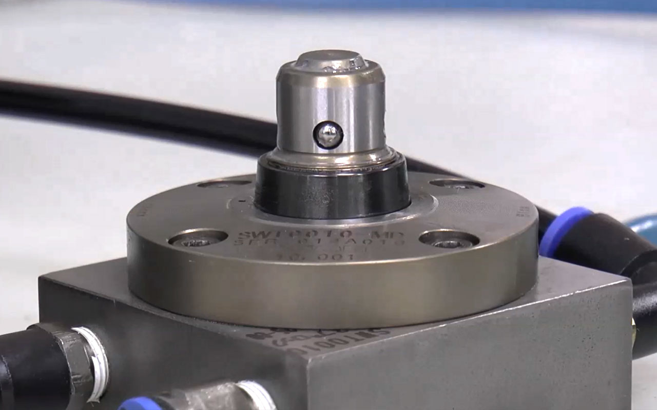 KOSMEK low- and mid-pressure clamping system with high force and safety.