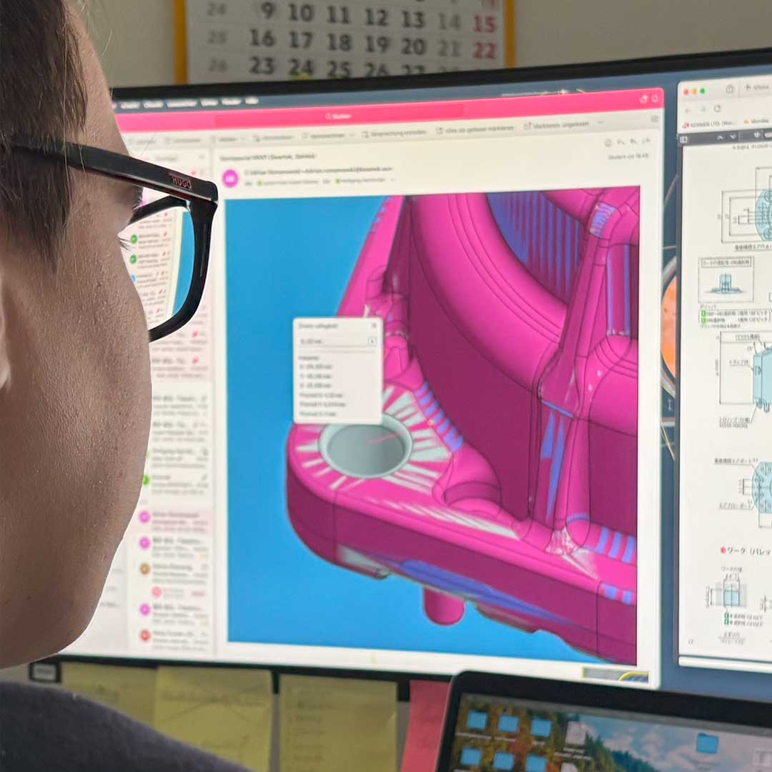 Engineer analyzing 3D CAD design to provide customized advice and configuration for KOSMEK automation solutions.