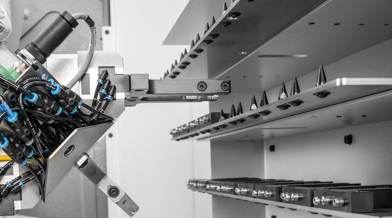KOSMEK WPW Robotic Hand performing precision finger change in Hermle RS 05-2 automation system.