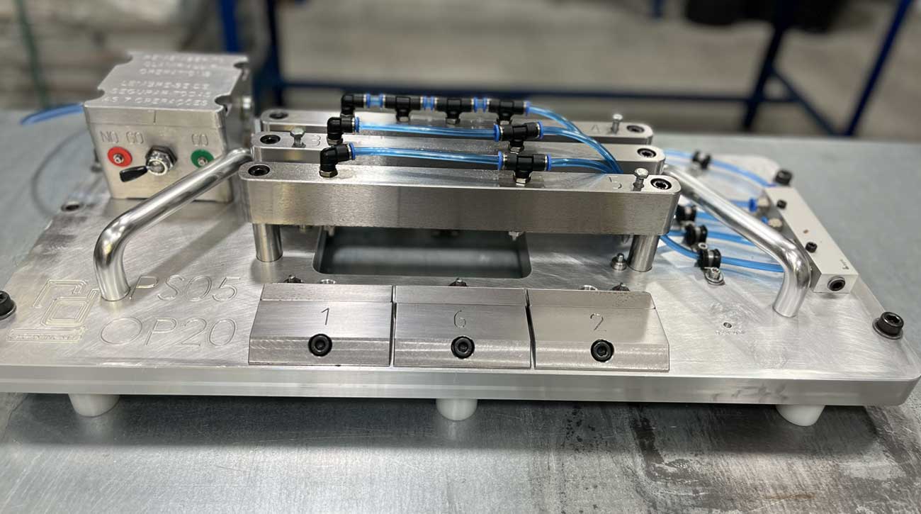 Bearbeitungsvorrichtung bei RD Castings mit KOSMEK High-Power pneumatischen Abstützelementen zur Abstützung eines dünnen Gussrahmens während der Präzisionsbearbeitung.